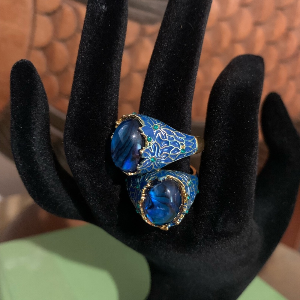NWOT Cute stand out blue, gold filament ring